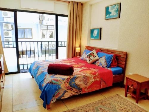 Studio with king bed, kitchen and balcony0