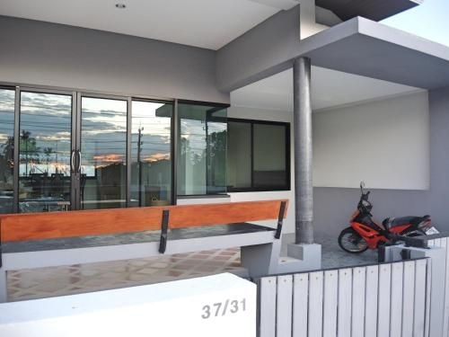 Brand new spacious house in convenient location 8 min to beach2