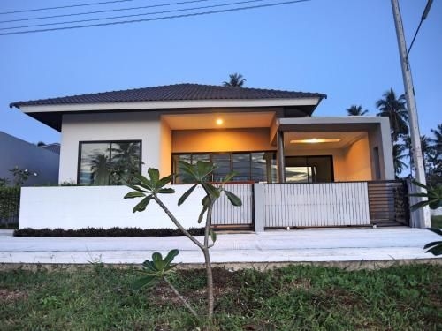 Brand new spacious house in convenient location 8 min to beach1