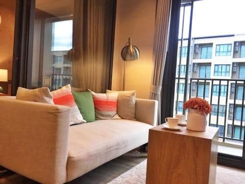 Apartment with Pool View
