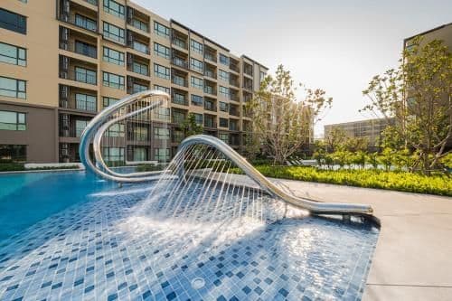 Apartment with Pool View