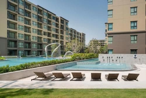 Apartment with Pool View