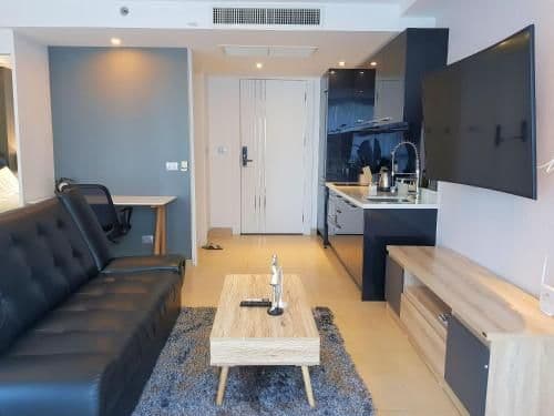 Apartment with Pool View