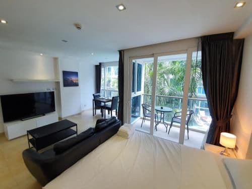 Apartment with Pool View
