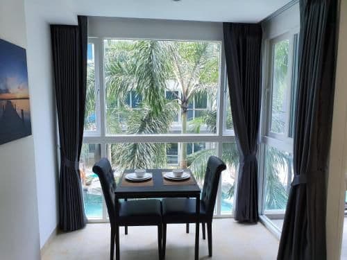 Apartment with Pool View