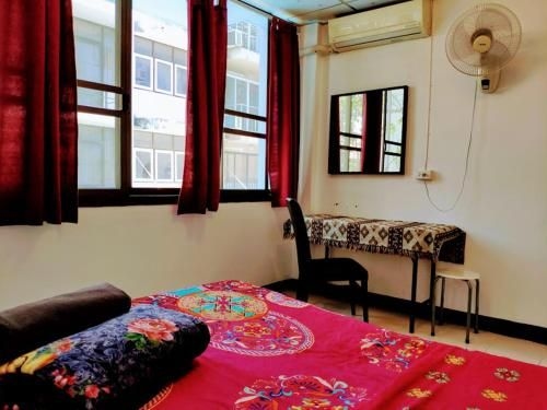 Sunny studio with private bathroom and aircon2