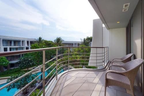 Apartment with Pool View