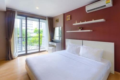 Apartment with Pool View