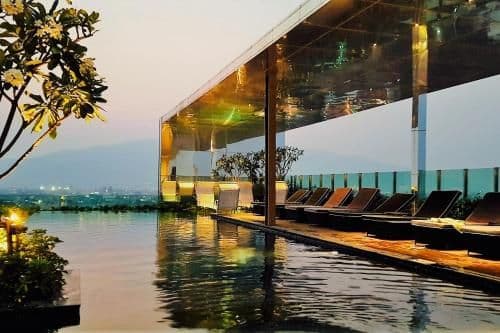 Apartment with Pool View
