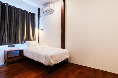 Single Room with Shared Bathroom