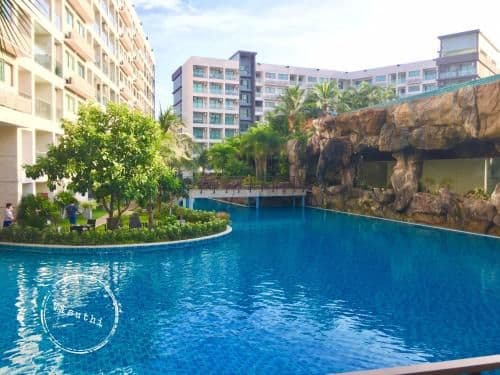 Apartment with Pool View