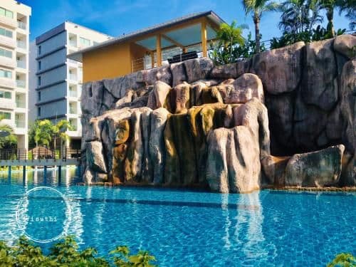 Apartment with Pool View
