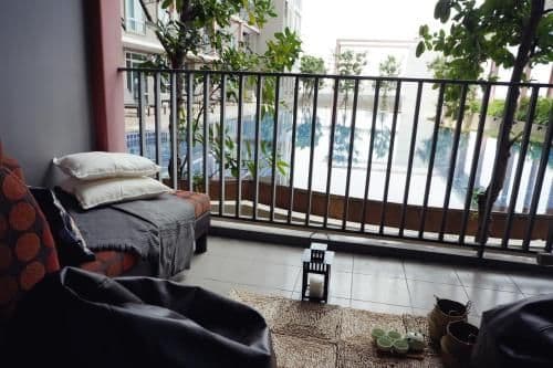 Apartment with Pool View
