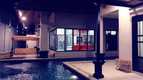 Pattaya Luxury Five Bedroom Villa with Surrounding Pool2