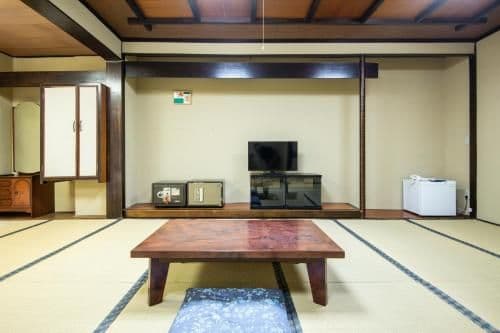 Japanese-Style Family Room with Shared Bathroom - Smoking