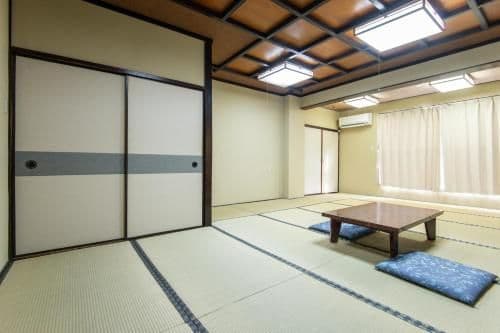 Japanese-Style Family Room with Shared Bathroom - Smoking
