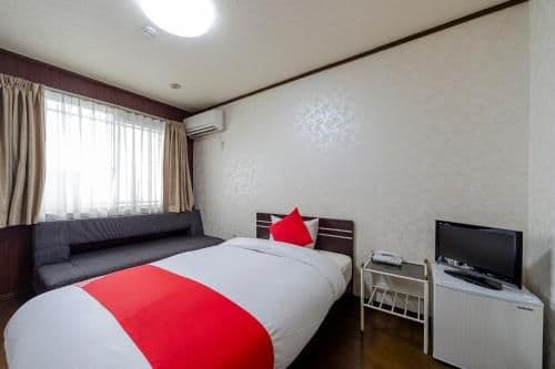Single Room with Shared Bathroom - Non-Smoking