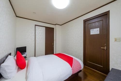 Single Room with Shared Bathroom - Non-Smoking