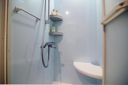 Apartment with Shower