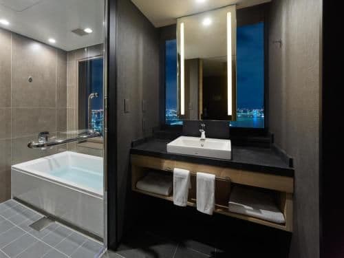 Executive Corner King Room with View Bath - Non-Smoking