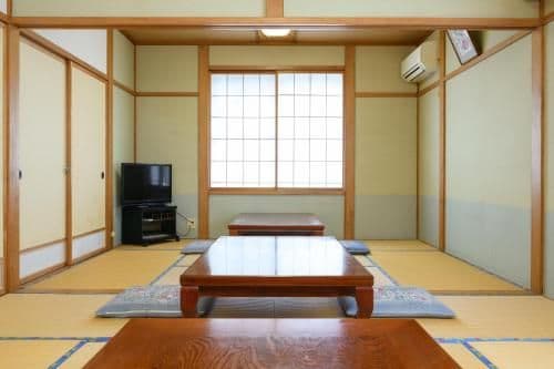 Japanese-Style Family Room wtih Shared Bathroom - Smoking