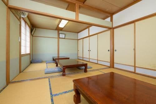 Japanese-Style Family Room wtih Shared Bathroom - Smoking