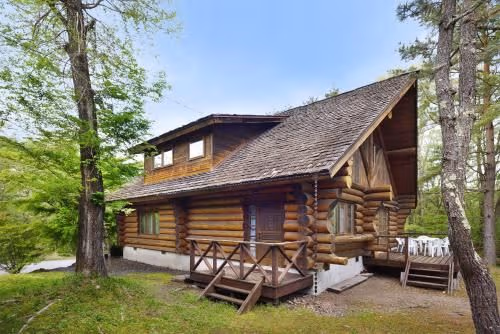 Deluxe Log House