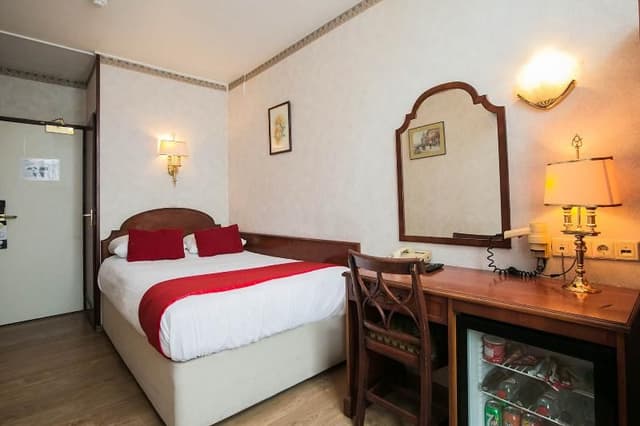 DOUBLE WITH DOUBLE BED