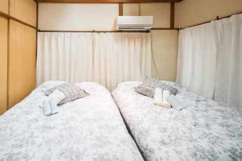 Traditional Room Surrounded by Trees Traditional Room Surrounded by Trees