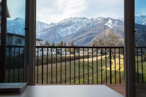 Apartment with Mountain View