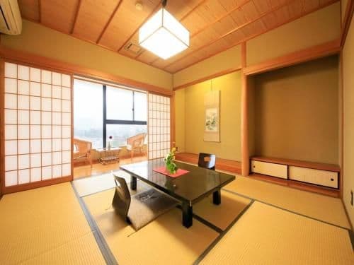 Standard Japanese-Style Family Room