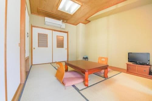 Japanese-Style Twin Room with Shared Bathroom - Non-Smoking