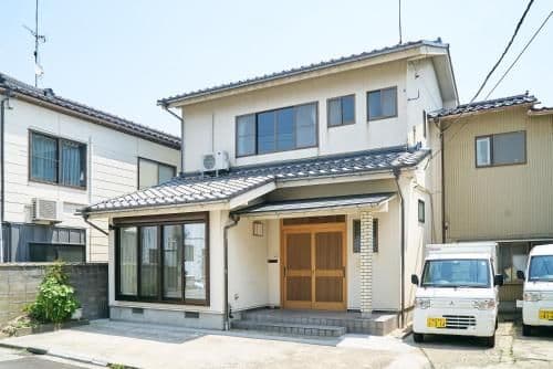 Three-Bedroom with Large Bathroom
