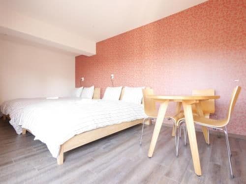 Quadruple Room with Shared Bathroom with pink wall