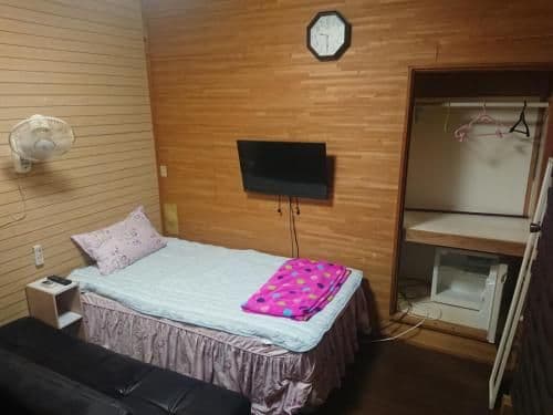 Single Room with Shared Bathroom