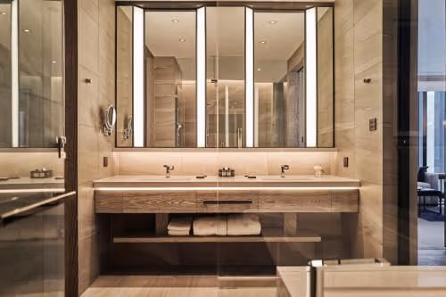 Deluxe King Suite