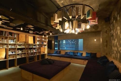Bookshelf Standard on Female Floor