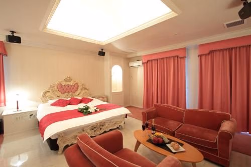 Pacela (Love Hotel)2