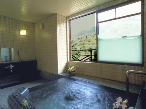 Renovated Twin Room - Non-Smoking