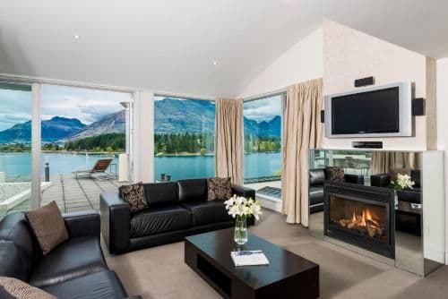 Three-Bedroom Apartment with Lake View