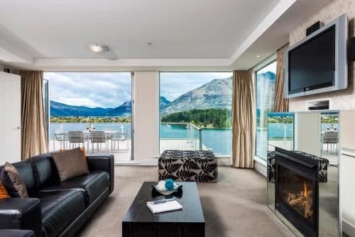 Two-Bedroom Apartment with Spa Bath and Lake View