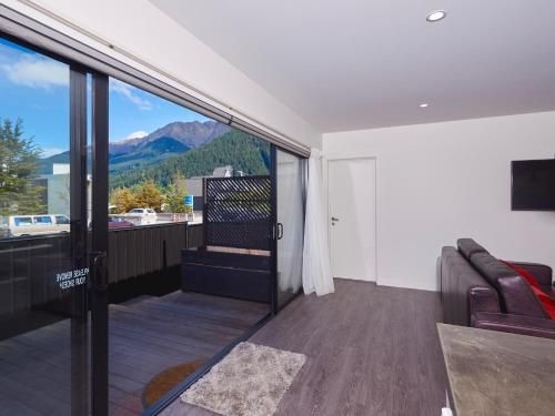 Central Spa Escape - Queenstown Apartment (F2)3