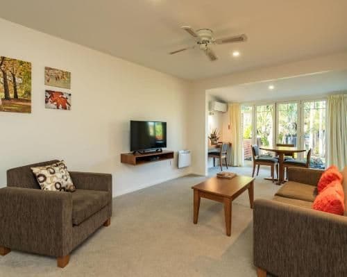 Superior One-Bedroom Apartment - Poolside