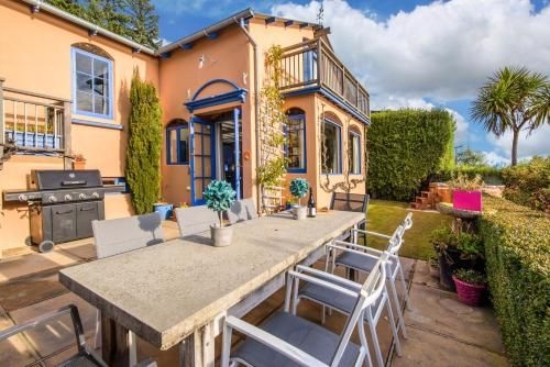Sunny Lakeview Villa0