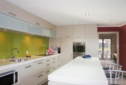 RELAX ON RICHMOND - MODERN LARGE BEACH HOUSE (Relax on Richmond - Modern Large Beach House)0