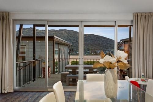 Lakefront Marina Apartment0