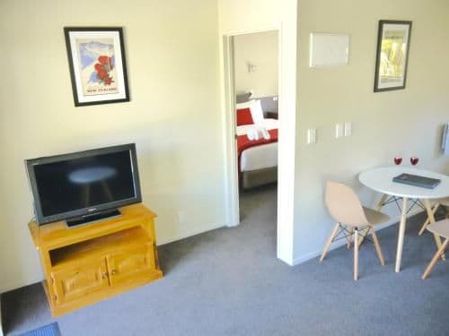 One-Bedroom Apartment with Kitchen and Spa Bath