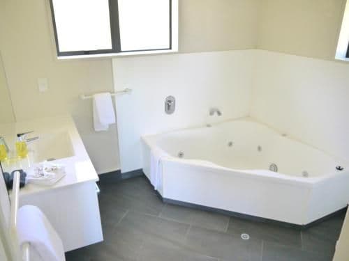 One-Bedroom Apartment with Kitchen and Spa Bath