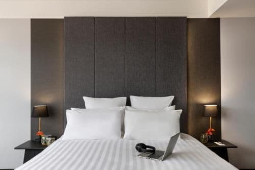 Deluxe King Room with Lake View