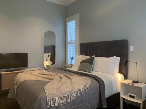 Deluxe Queen Suite